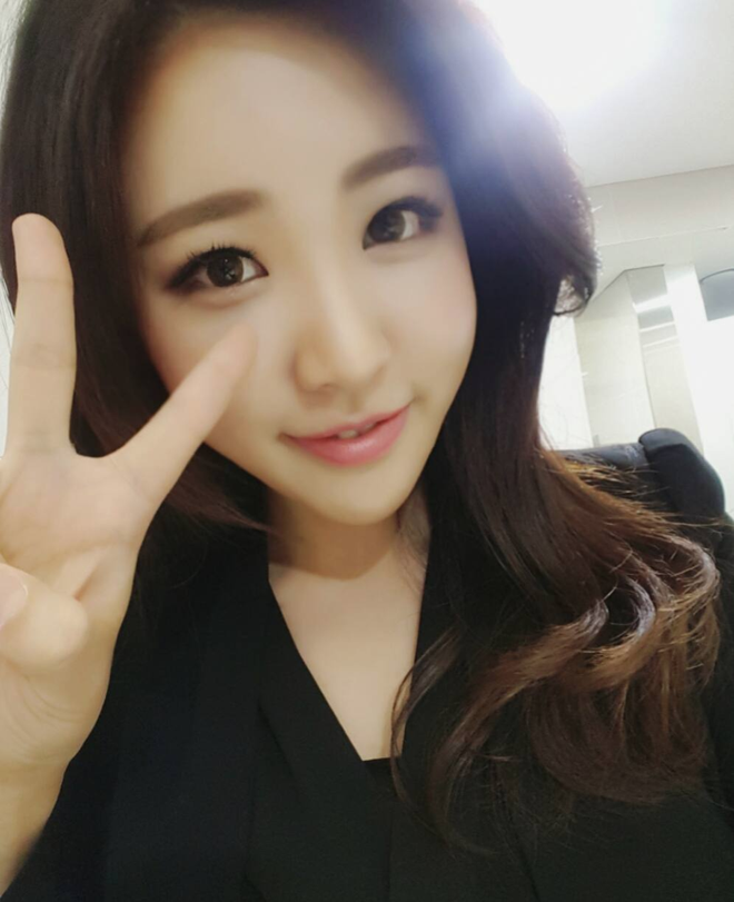 Chân dung nữ phóng viên Hàn gây sốt mạng xã hội Việt