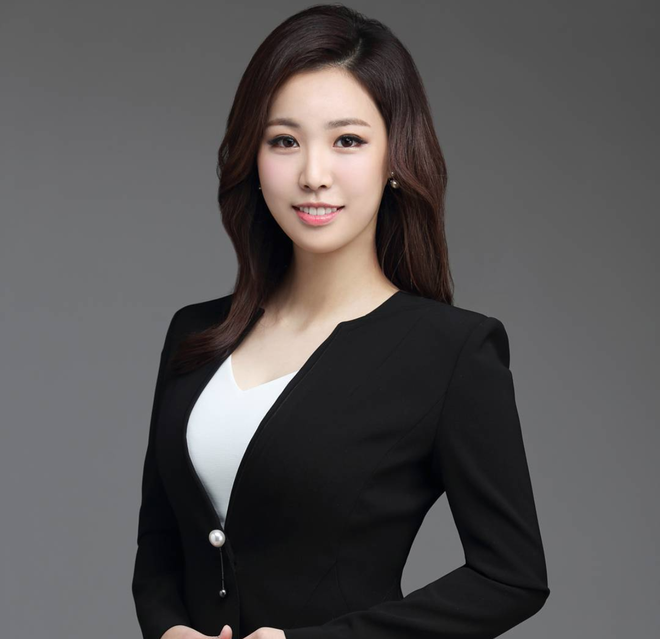 Chân dung nữ phóng viên Hàn gây sốt mạng xã hội Việt