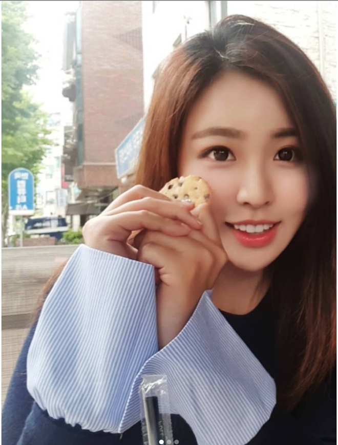 Chân dung nữ phóng viên Hàn gây sốt mạng xã hội Việt