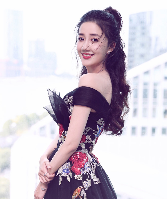 Tân Ỷ Thiên Đồ Long Ký mới lên sóng tập đầu đã gây bão vì mẹ Trương Vô Kỵ quá xinh đẹp, kiều diễm