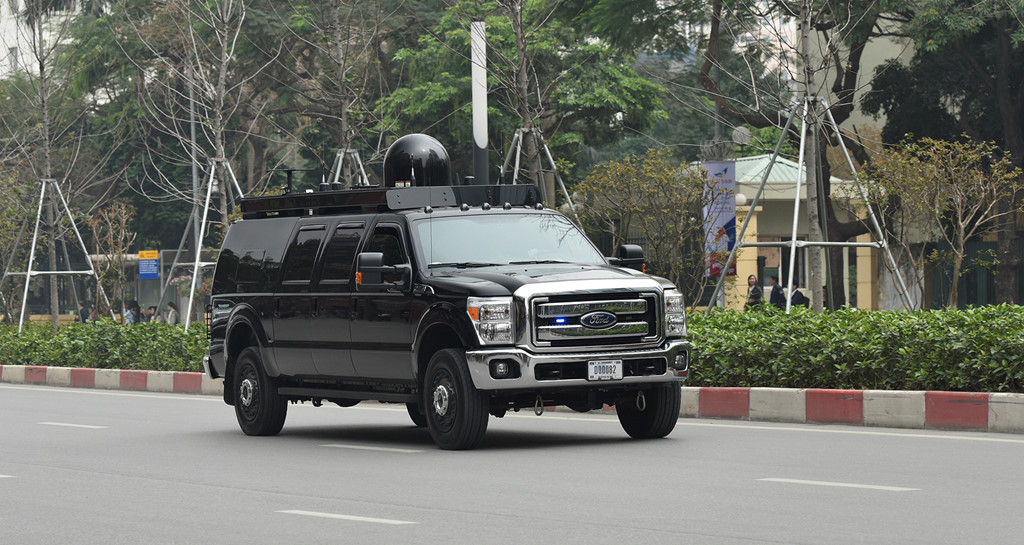 Tân binh Ford F-350 Super Duty trong đoàn xe hộ tống ông Trump Tân binh Ford F-350 Super Duty trong đoàn xe hộ tống ông Trump