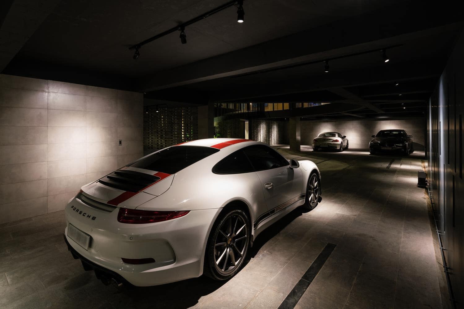 Căn biệt thự với siêu xe tại Việt Nam gây sốt cộng đồng mạng: Ngỡ như trời Tây Căn biệt thự với siêu xe tại Việt Nam gây sốt cộng đồng mạng: Ngỡ như trời Tây