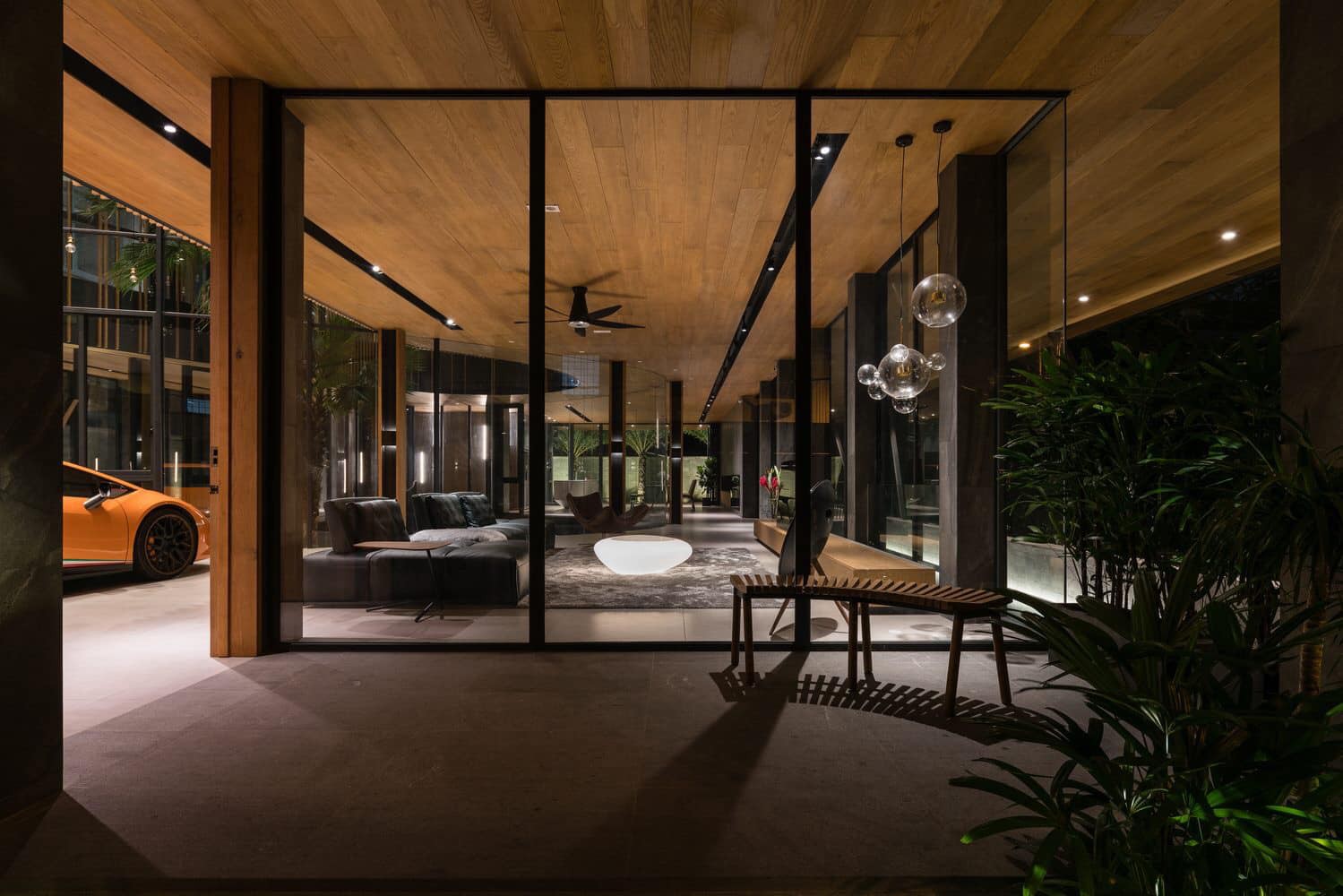 Căn biệt thự với siêu xe tại Việt Nam gây sốt cộng đồng mạng: Ngỡ như trời Tây Căn biệt thự với siêu xe tại Việt Nam gây sốt cộng đồng mạng: Ngỡ như trời Tây