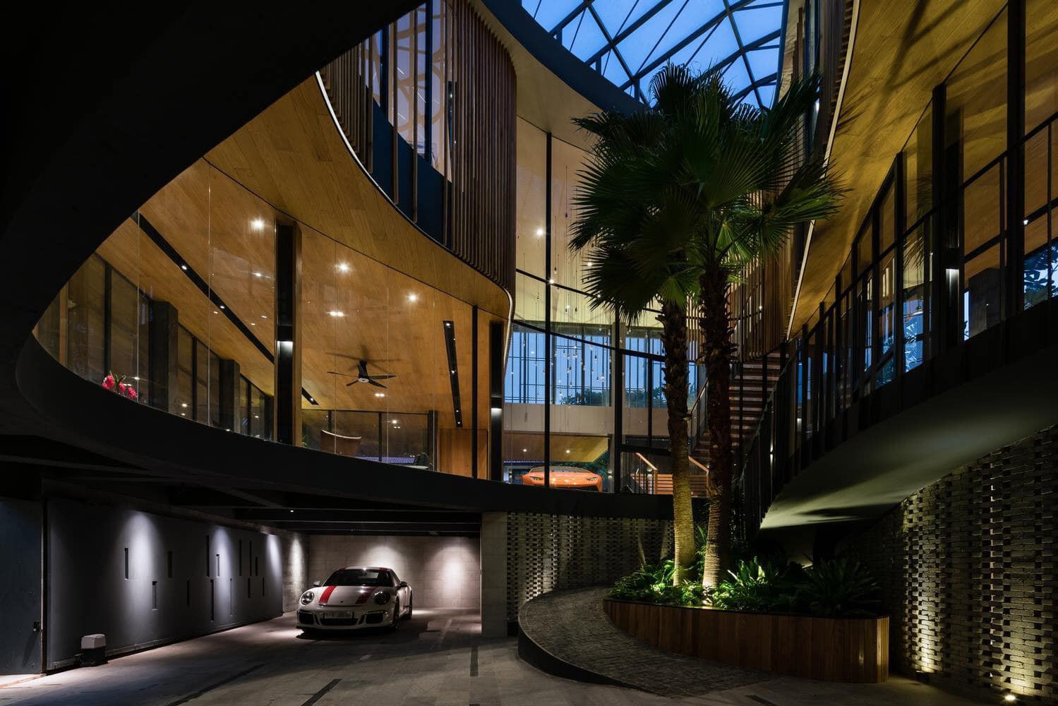Căn biệt thự với siêu xe tại Việt Nam gây sốt cộng đồng mạng: Ngỡ như trời Tây Căn biệt thự với siêu xe tại Việt Nam gây sốt cộng đồng mạng: Ngỡ như trời Tây