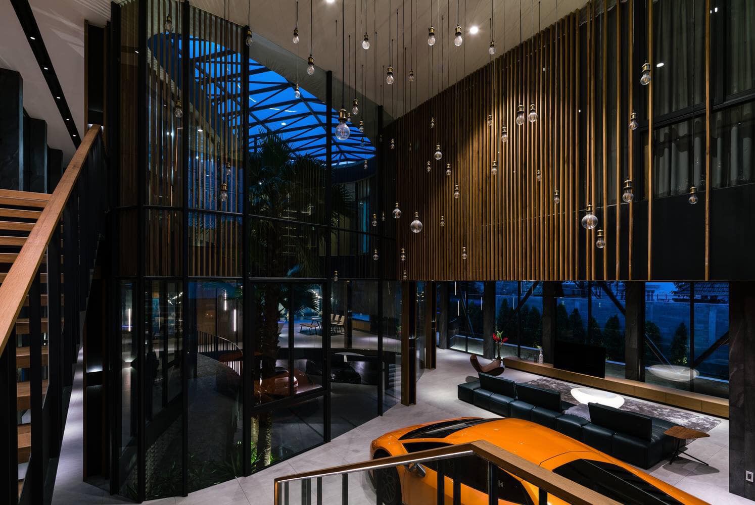 Căn biệt thự với siêu xe tại Việt Nam gây sốt cộng đồng mạng: Ngỡ như trời Tây Căn biệt thự với siêu xe tại Việt Nam gây sốt cộng đồng mạng: Ngỡ như trời Tây