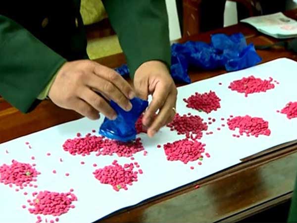 Bắt người mang 120.000 viên ma túy vào Việt Nam