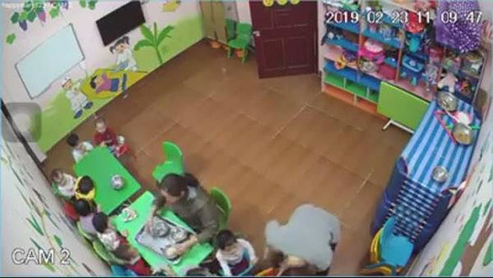 Đình chỉ cơ sở mầm non tát trẻ bầm tím mặt vì lười ăn