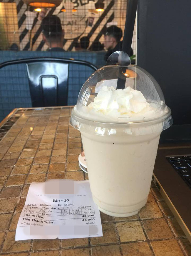 Gọi sinh tố xoài nhưng nhận ly nước trắng đục, cô gái đăng đàn phàn nàn, lời giải thích của chủ quán mới lạ đời
