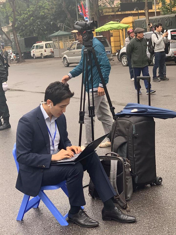 Cận cảnh dàn trai xinh gái đẹp là MC, phóng viên Hàn Quốc và Nhật Bản tác nghiệp tại hội nghị thượng đỉnh Mỹ - Triều