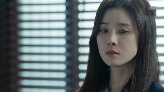 Nép vào cánh cửa phòng bếp, tôi bật khóc khi nghe được những lời thì thầm nhỏ to của mẹ và em chồng