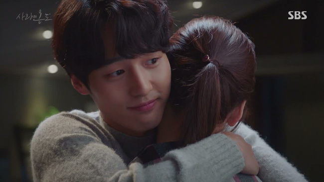 Nép vào cánh cửa phòng bếp, tôi bật khóc khi nghe được những lời thì thầm nhỏ to của mẹ và em chồng