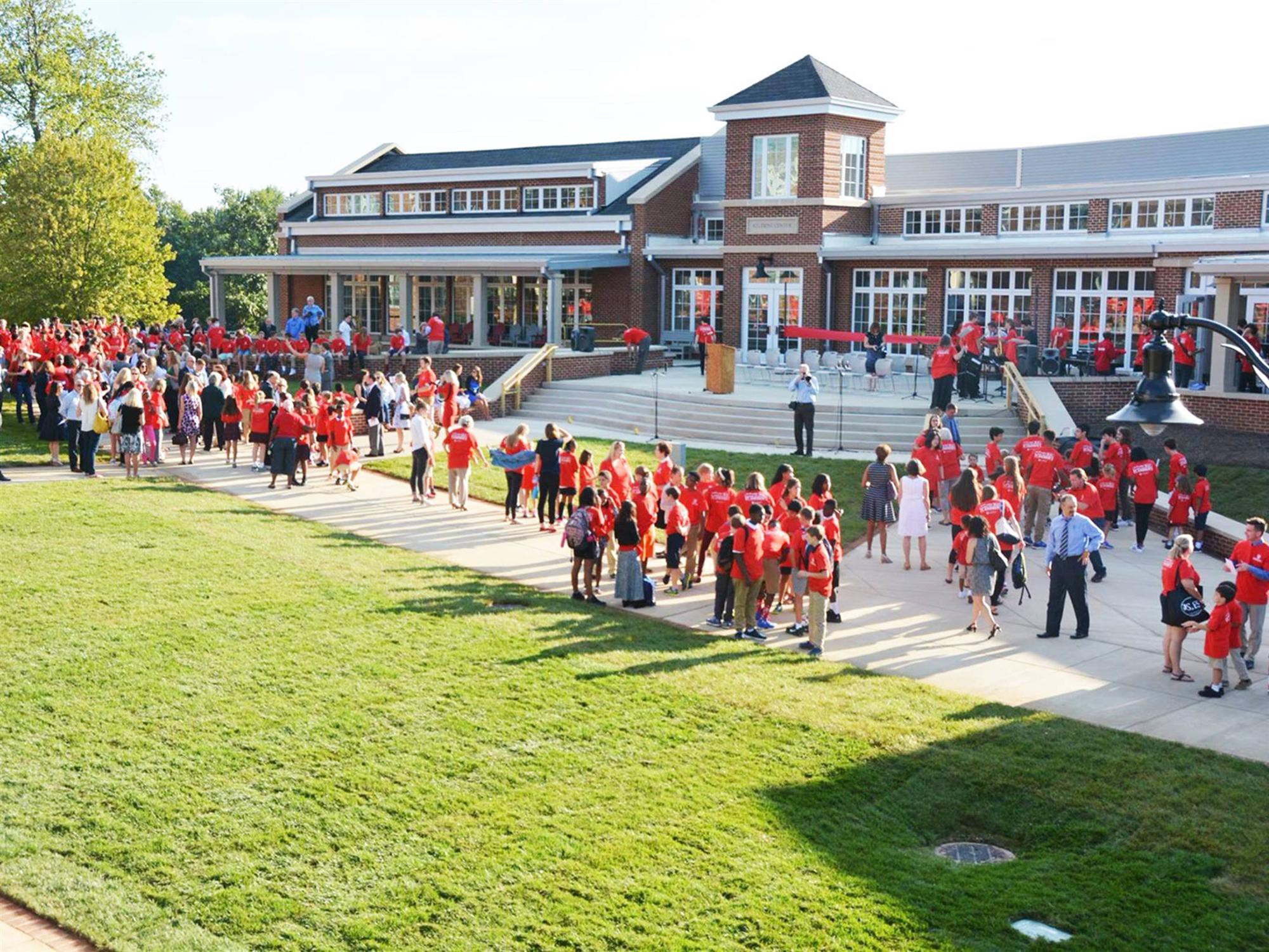 Cuộc sống đi lùi để quay lại vạch đích của con trai út Tổng thống Trump: Đến trường học cũng sang chảnh bậc nhất nước Mỹ