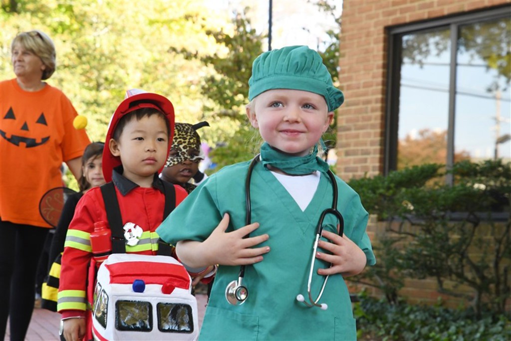 Cuộc sống đi lùi để quay lại vạch đích của con trai út Tổng thống Trump: Đến trường học cũng sang chảnh bậc nhất nước Mỹ