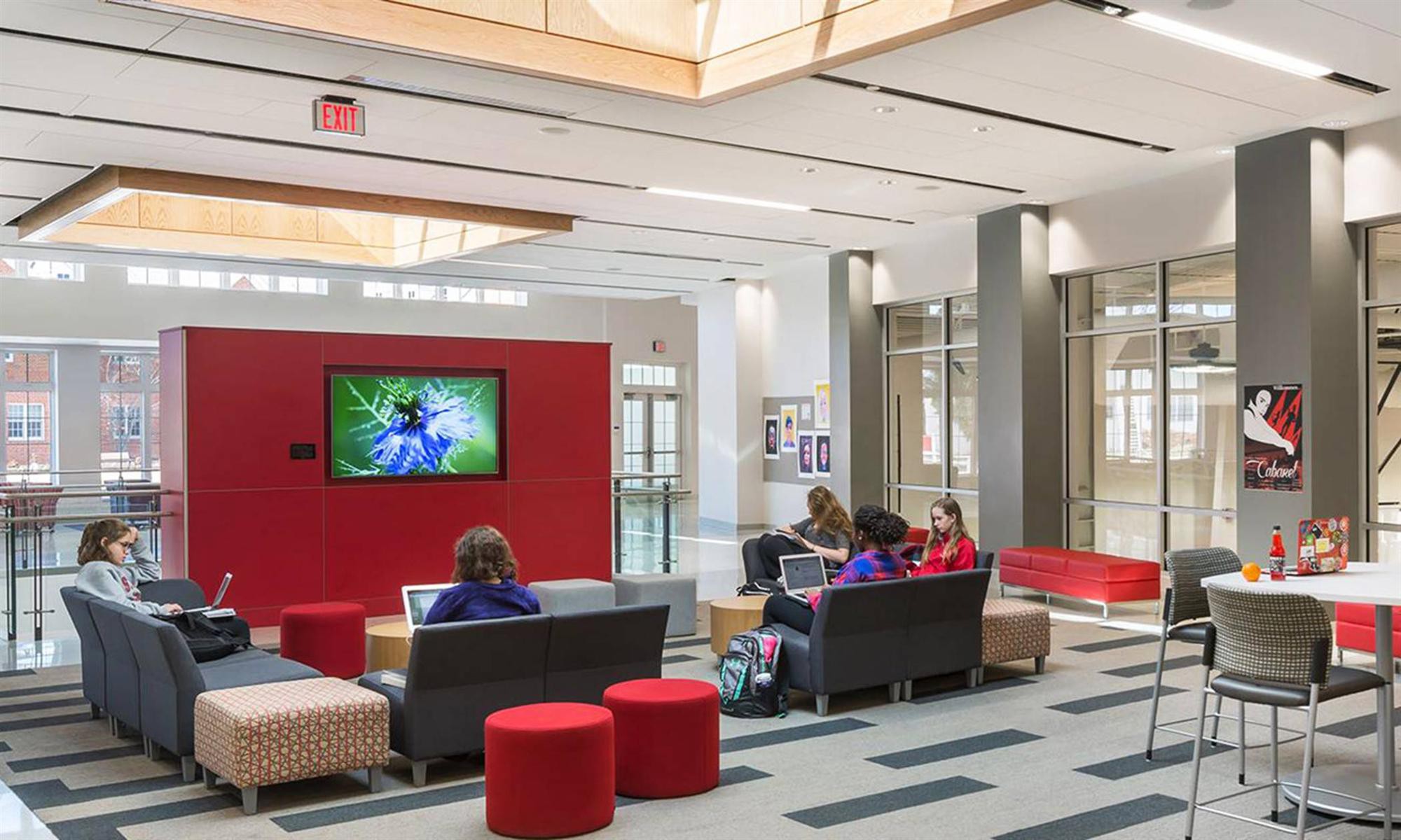 Cuộc sống đi lùi để quay lại vạch đích của con trai út Tổng thống Trump: Đến trường học cũng sang chảnh bậc nhất nước Mỹ