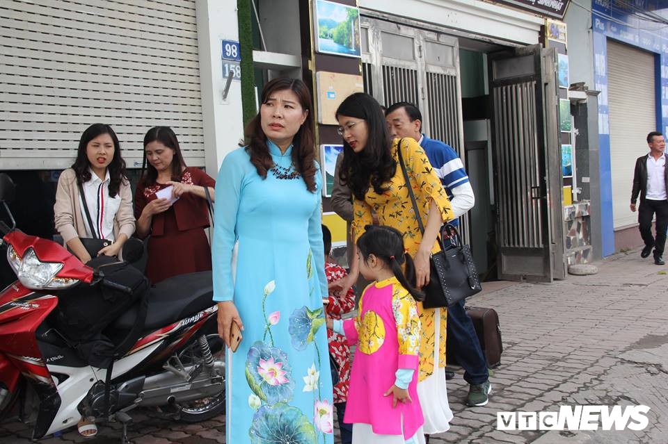 Cấm đường bảo vệ Hội nghị Mỹ - Triều, xe rước dâu chôn chân ngoài đại lộ, cô dâu chú rể xách váy chạy bộ