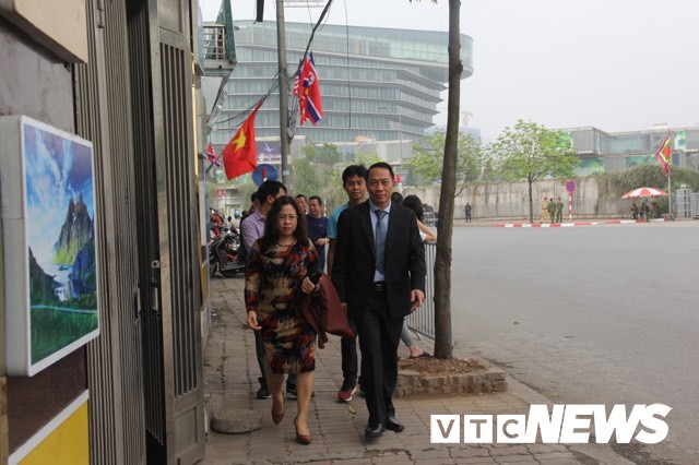 Cấm đường bảo vệ Hội nghị Mỹ - Triều, xe rước dâu chôn chân ngoài đại lộ, cô dâu chú rể xách váy chạy bộ