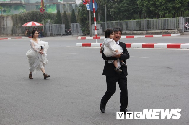 Cấm đường bảo vệ Hội nghị Mỹ - Triều, xe rước dâu chôn chân ngoài đại lộ, cô dâu chú rể xách váy chạy bộ