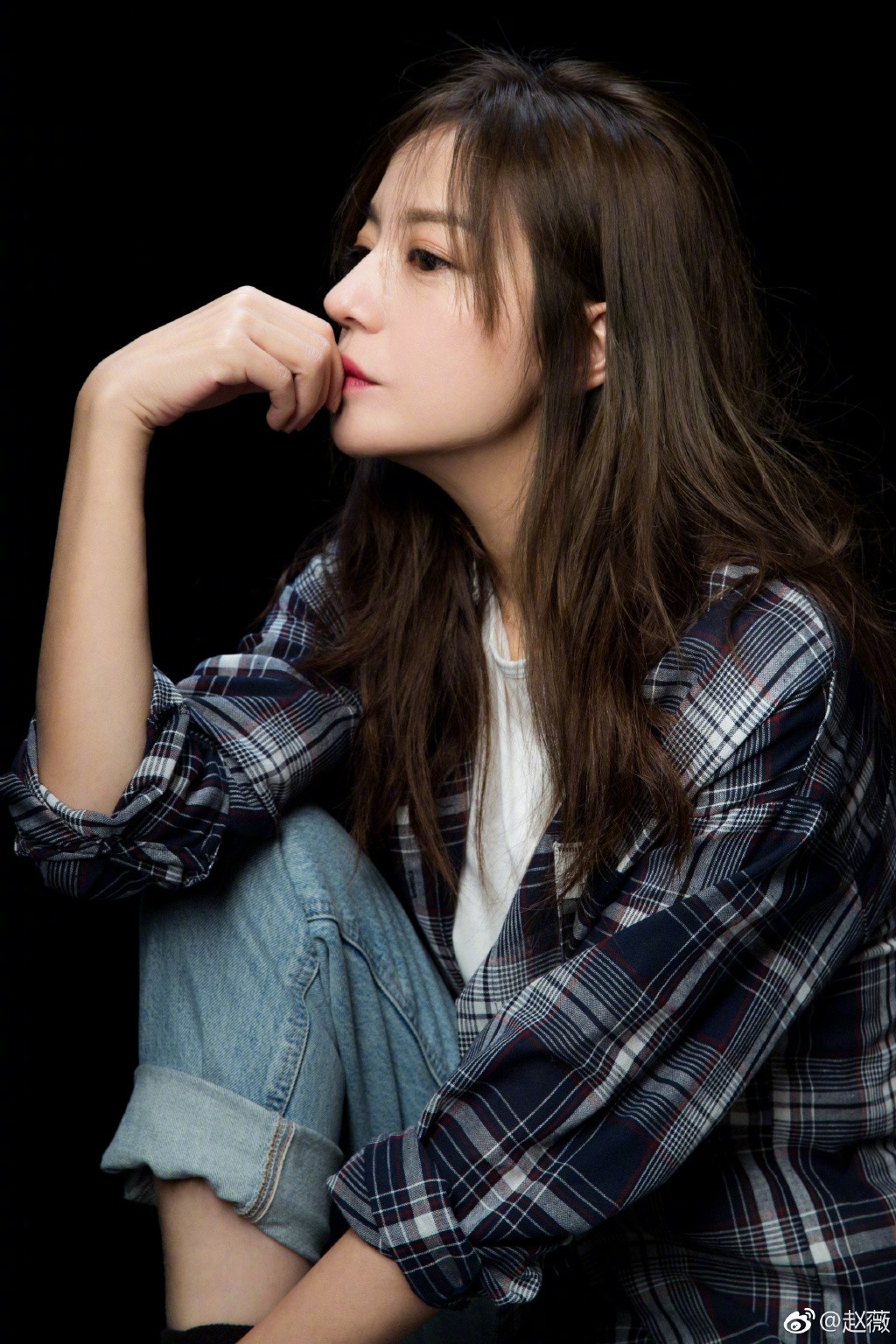 Triệu Vy lộ ảnh ngoài đời trái ngược hoàn toàn với trên mạng: Mặt mộc già xọm, nhăn nheo khó tin