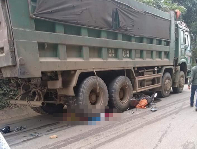 Người vợ mới cưới tử vong khi xe máy cuốn vào gầm ôtô tải