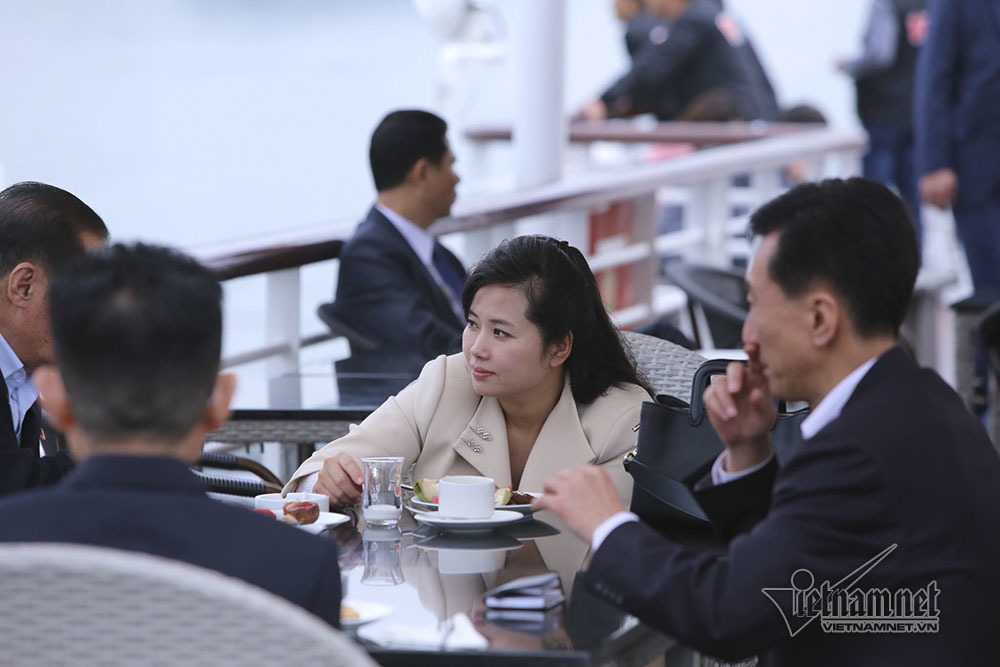 Nữ ca sĩ nổi tiếng Triều Tiên say đắm vịnh Hạ Long