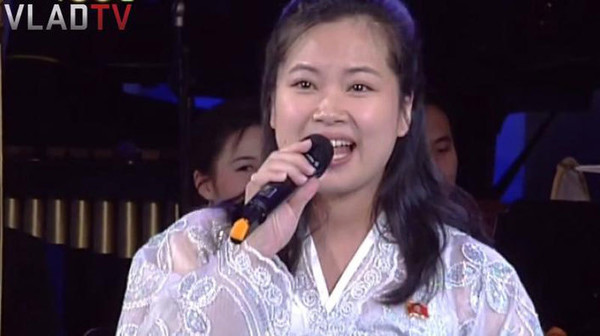 Nữ ca sĩ nổi tiếng Triều Tiên say đắm vịnh Hạ Long