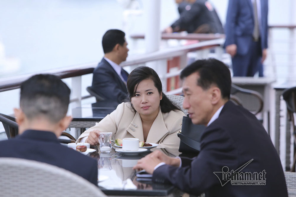 Nữ ca sĩ nổi tiếng Triều Tiên say đắm vịnh Hạ Long