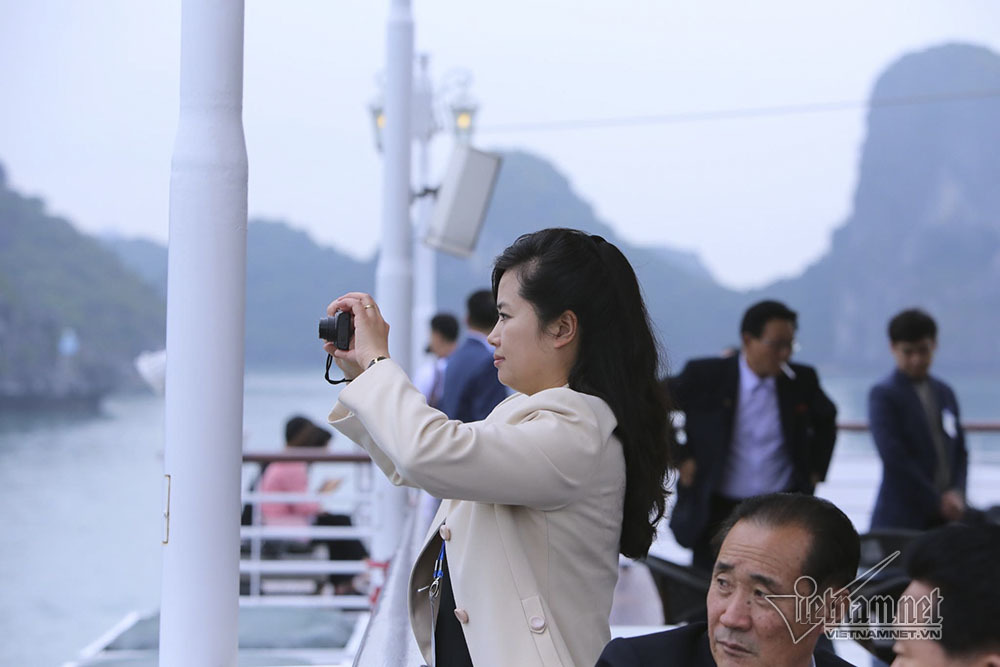 Nữ ca sĩ nổi tiếng Triều Tiên say đắm vịnh Hạ Long