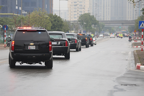 Quả cầu đen bí ẩn trên nóc xe hộ tống Tổng thống Trump