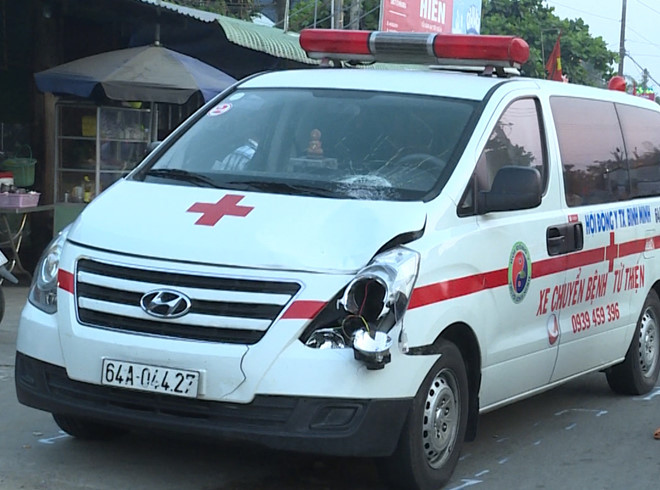 Xe chuyển bệnh nhân tông người đi bộ tử vong trên quốc lộ