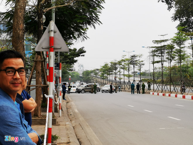 Tổng thống Trump lên Air Force One rời Nội Bài
