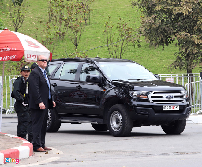 Tổng thống Trump lên Air Force One rời Nội Bài