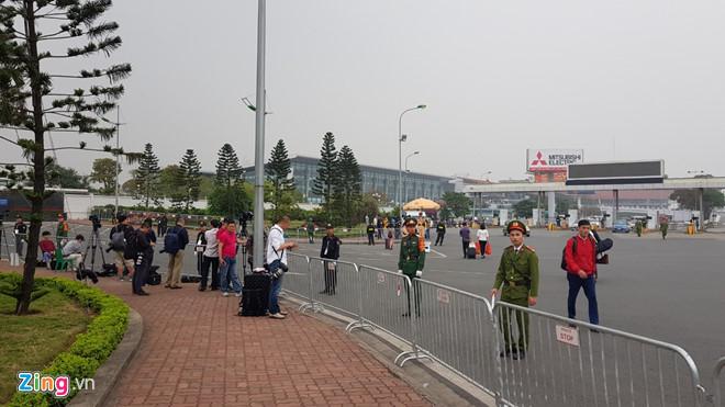 Tổng thống Trump lên Air Force One rời Nội Bài