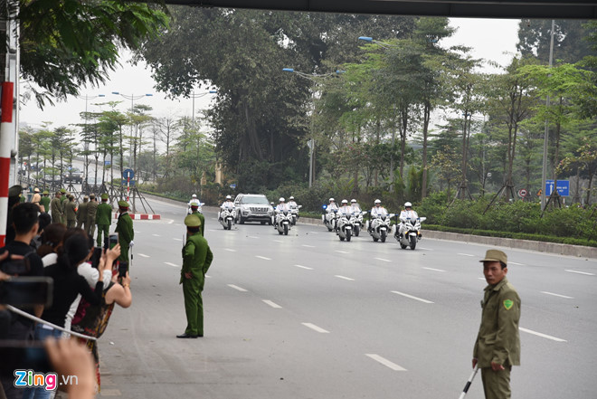 Tổng thống Trump lên Air Force One rời Nội Bài