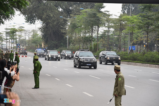 Tổng thống Trump lên Air Force One rời Nội Bài