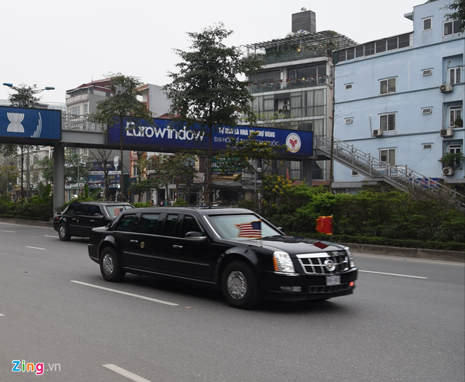 Tổng thống Trump lên Air Force One rời Nội Bài
