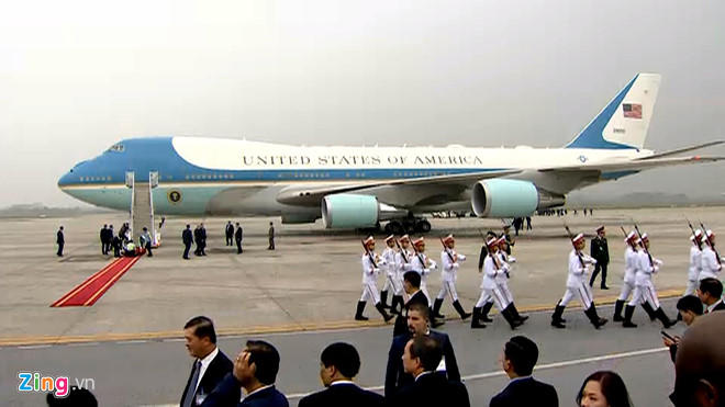 Tổng thống Trump lên Air Force One rời Nội Bài