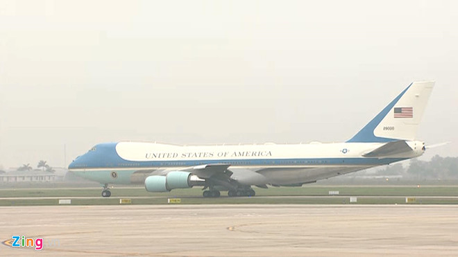 Tổng thống Trump lên Air Force One rời Nội Bài