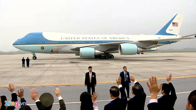Tổng thống Trump lên Air Force One rời Nội Bài