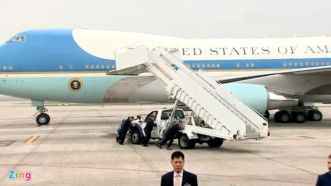 Tổng thống Trump lên Air Force One rời Nội Bài