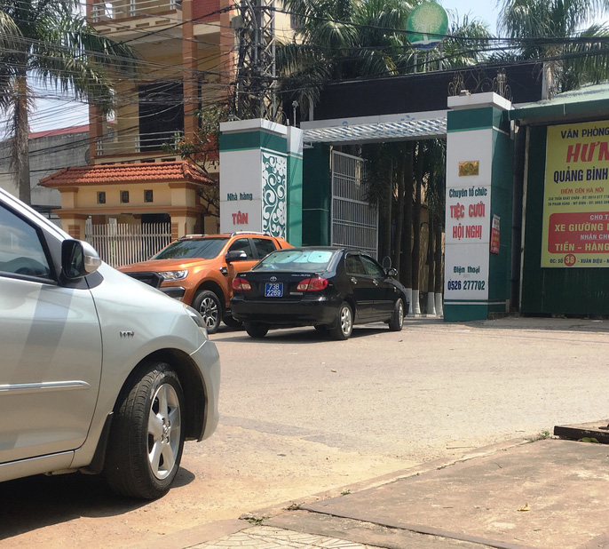 Nhiều xe biển xanh dự đám cưới khủng con lãnh đạo tỉnh Quảng Bình