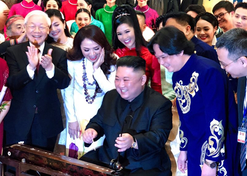 Ông Kim Jong-un thử gảy đàn bầu