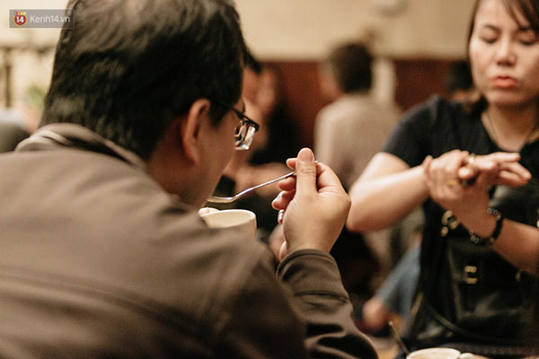 Ông chủ phục vụ 3.000 cốc cà phê trứng Giảng: Hà Nội không quyết định được thành - bại của thượng đỉnh, chỉ là đối đãi bạn bè quốc tế thật tốt Ông chủ phục vụ 3.000 cốc cà phê trứng Giảng: Hà Nội không quyết định được thành - bại của thượng đỉnh, chỉ là đối đãi bạn bè quốc tế thật tốt