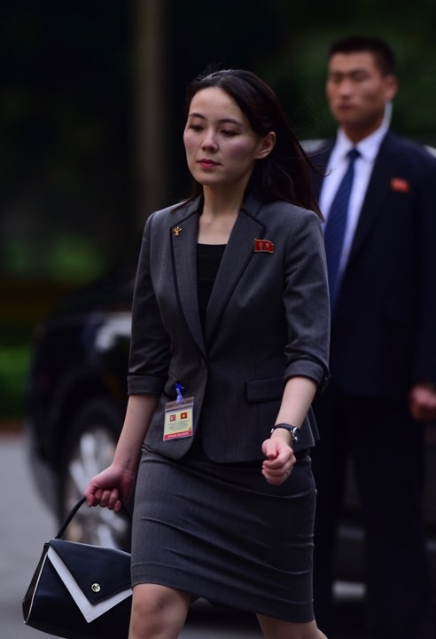 Em gái ông Kim Jong Un duyên dáng nhận hoa trong lễ đón chính thức tại Phủ chủ tịch