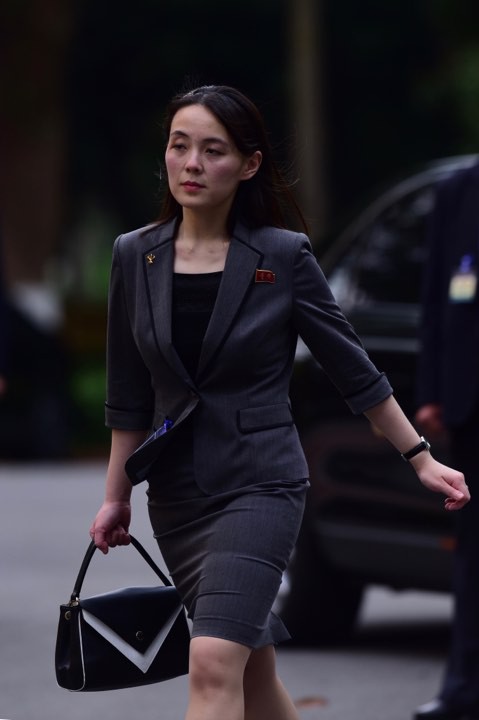 Em gái ông Kim Jong Un duyên dáng nhận hoa trong lễ đón chính thức tại Phủ chủ tịch