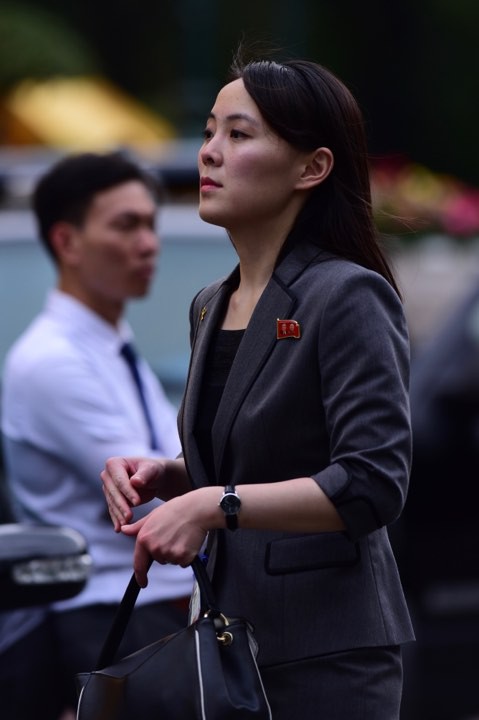 Em gái ông Kim Jong Un duyên dáng nhận hoa trong lễ đón chính thức tại Phủ chủ tịch