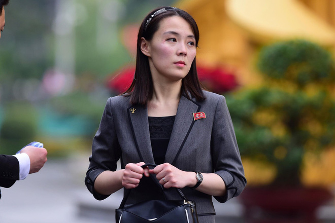 Em gái ông Kim Jong Un duyên dáng nhận hoa trong lễ đón chính thức tại Phủ chủ tịch