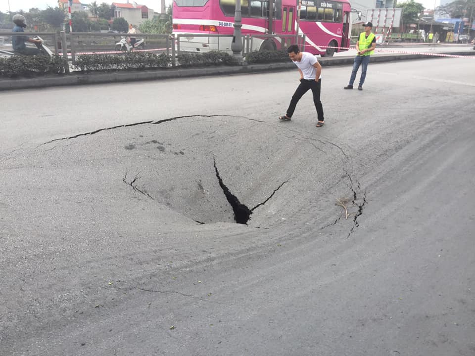 Quảng Ninh: Hố tử thần xuất hiện giữa đường quốc lộ khiến giao thông ngừng trệ, 3 hộ dân phải sơ tán