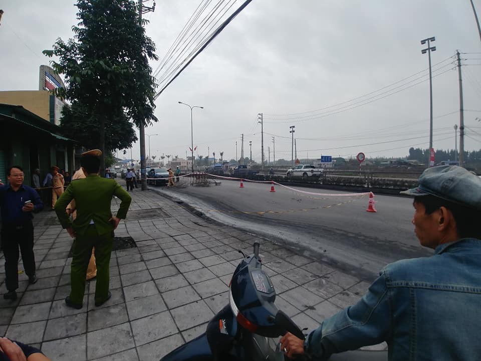 Quảng Ninh: Hố tử thần xuất hiện giữa đường quốc lộ khiến giao thông ngừng trệ, 3 hộ dân phải sơ tán