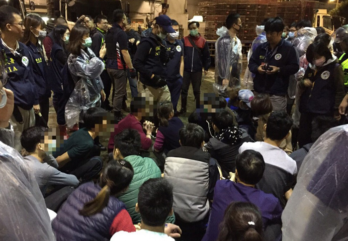 Đài Loan: Tấn công lò mổ gà vịt: Bắt 22 người Việt chui lủi trong mê cung bốc mùi