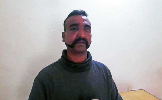 Phi công Ấn Độ bị bắt giữ kịch tính trong căng thẳng với Pakistan